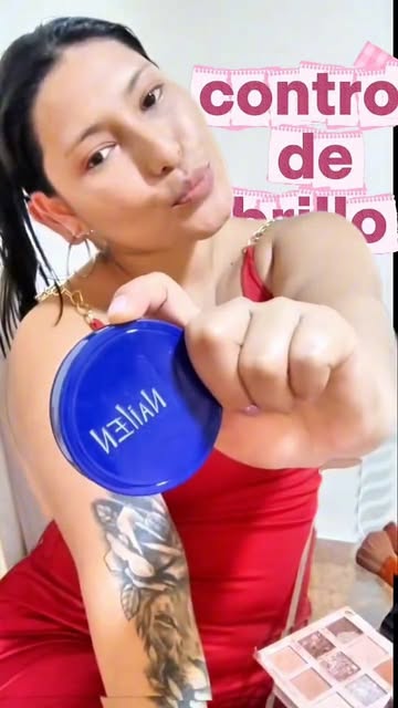 Johanna mostrando un producto de beauty en contenido UGC