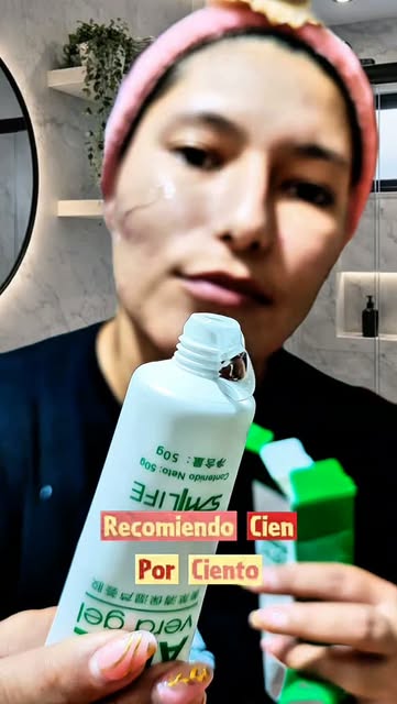 Johanna mostrando un producto cosmético en contenido UGC